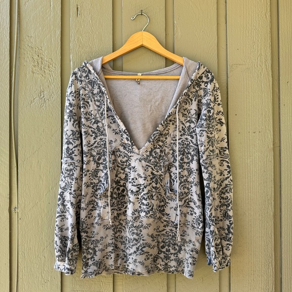Cubism Tops - Cubism Damask Print Hoodie Women Medium V-Neck Raw Edge Boho Gray D06-1078